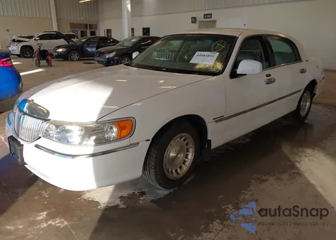 1999 Lincoln Town Car Executive из США, поврежденный, VIN 1LNHM81WXXY718705